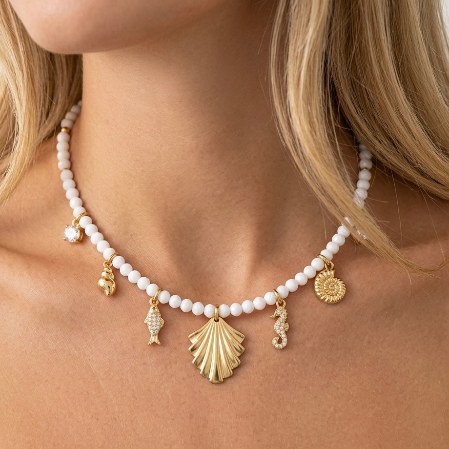 GIROCOLLO ATLANTIS - perle bianche e charms marini zirconati in acciaio oro