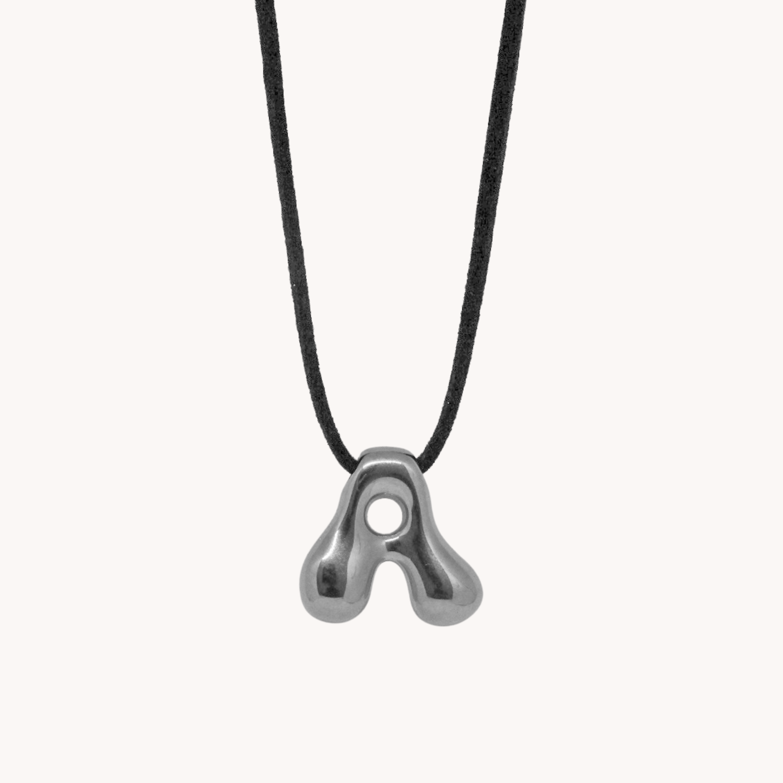 CHOKER SCAMOSCIATO LETTERA BOMBATA