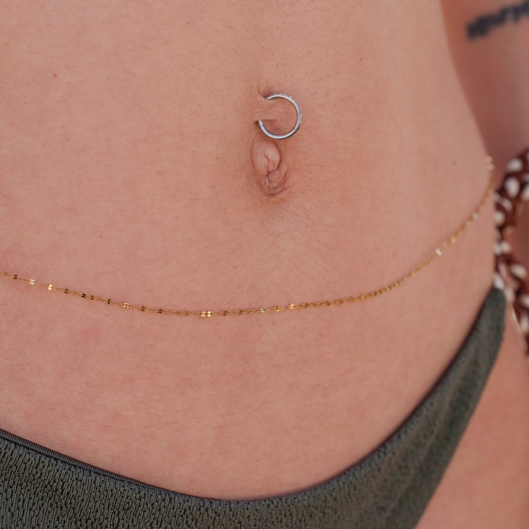 BODY CHAIN SHINE - catena per il corpo diamantata e iper-luminosa in acciaio oro