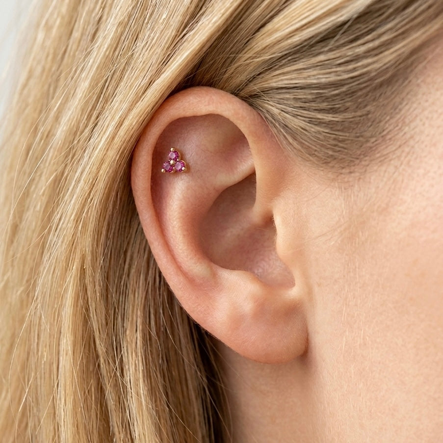 PIERCING TRIPLE FLOWER - piercing a perno a forma di fiore con zirconi rossi in acciaio oro o argento