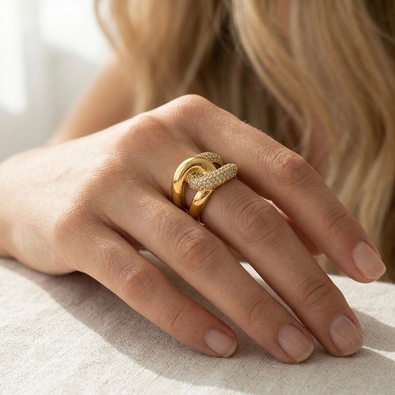 ANELLO INFINITY CROSS - anello a fascia incrociata con pavé di zirconi in acciaio oro