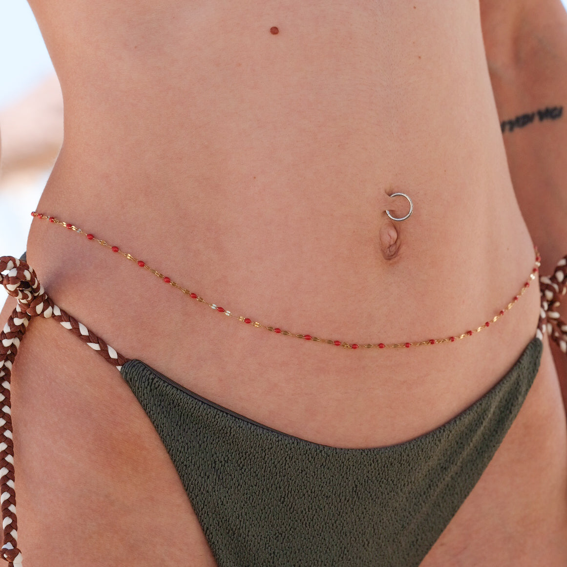BODY CHAIN RED DESIRE - catena per il corpo con perline rosso fuoco in acciaio oro