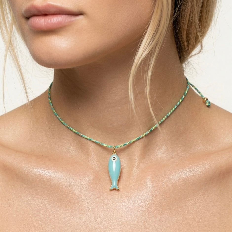 CHOKER CALYPSO CORD - collana choker in cordino intrecciato azzurro e verde con ciondolo pesce smaltato in acciaio oro