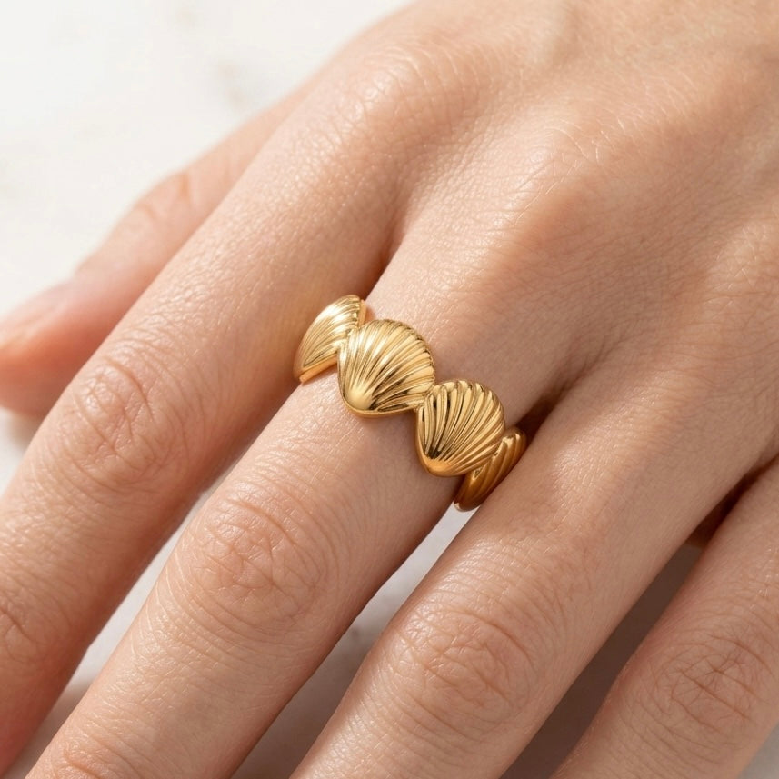 ANELLO MULTI SHELLS - anello a fascia aperta con conchiglie a rilievo 3D in acciaio