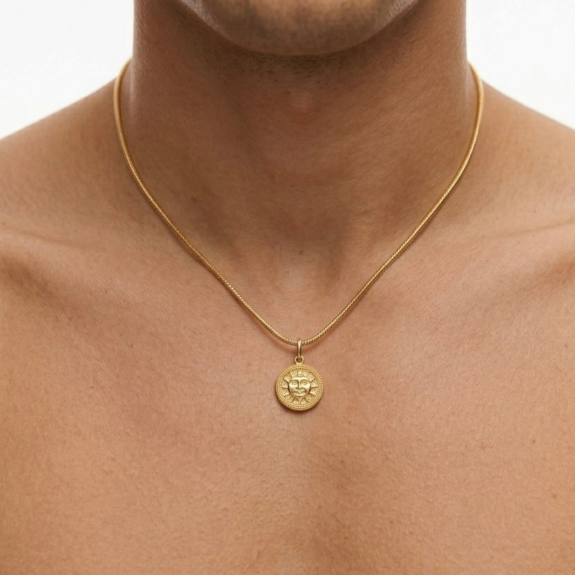 Collana Sole Talisman Medal VANDEM in acciaio oro, collana da uomo completa di catena snake e ciondolo medaglione tondo con sole inciso