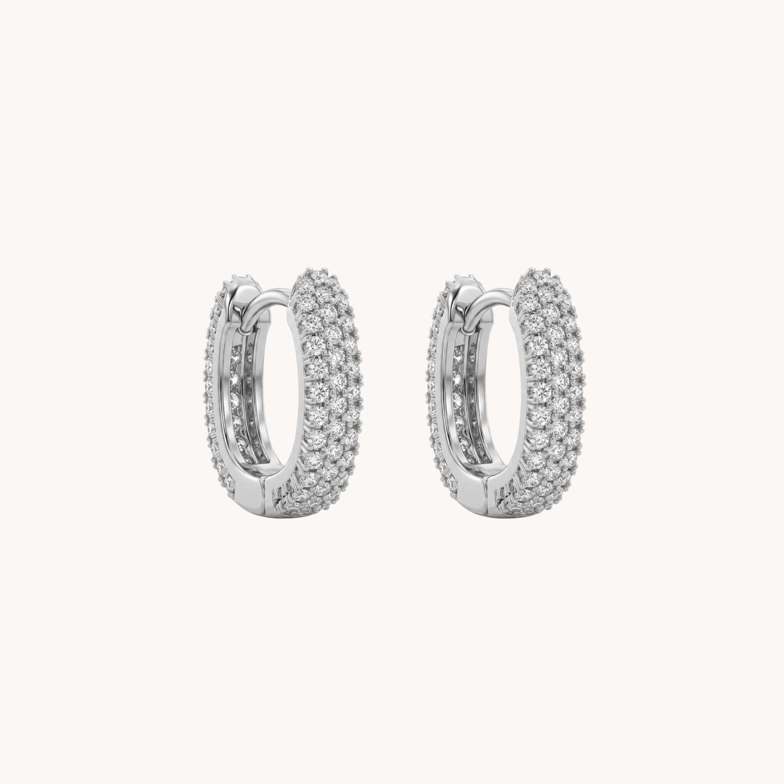 Coppia Orecchini Triple Iced Line VANDEM in acciaio oro, orecchini a cerchietto da donna a tre file parallele di strass bianchi e chiusura a scatto.