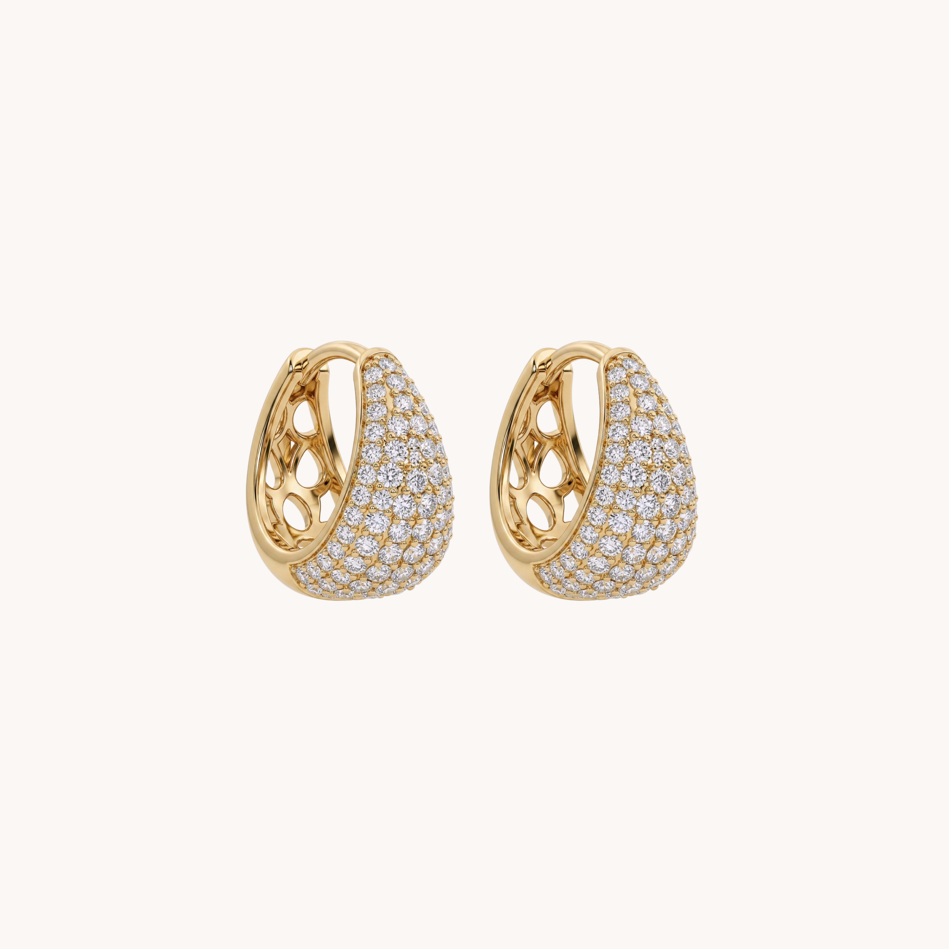 Coppia Orecchini Dome Iced Huggies VANDEM in acciaio oro, orecchini a cerchio bombati a cupola spessa con pavé fitto di strass bianchi brillanti.