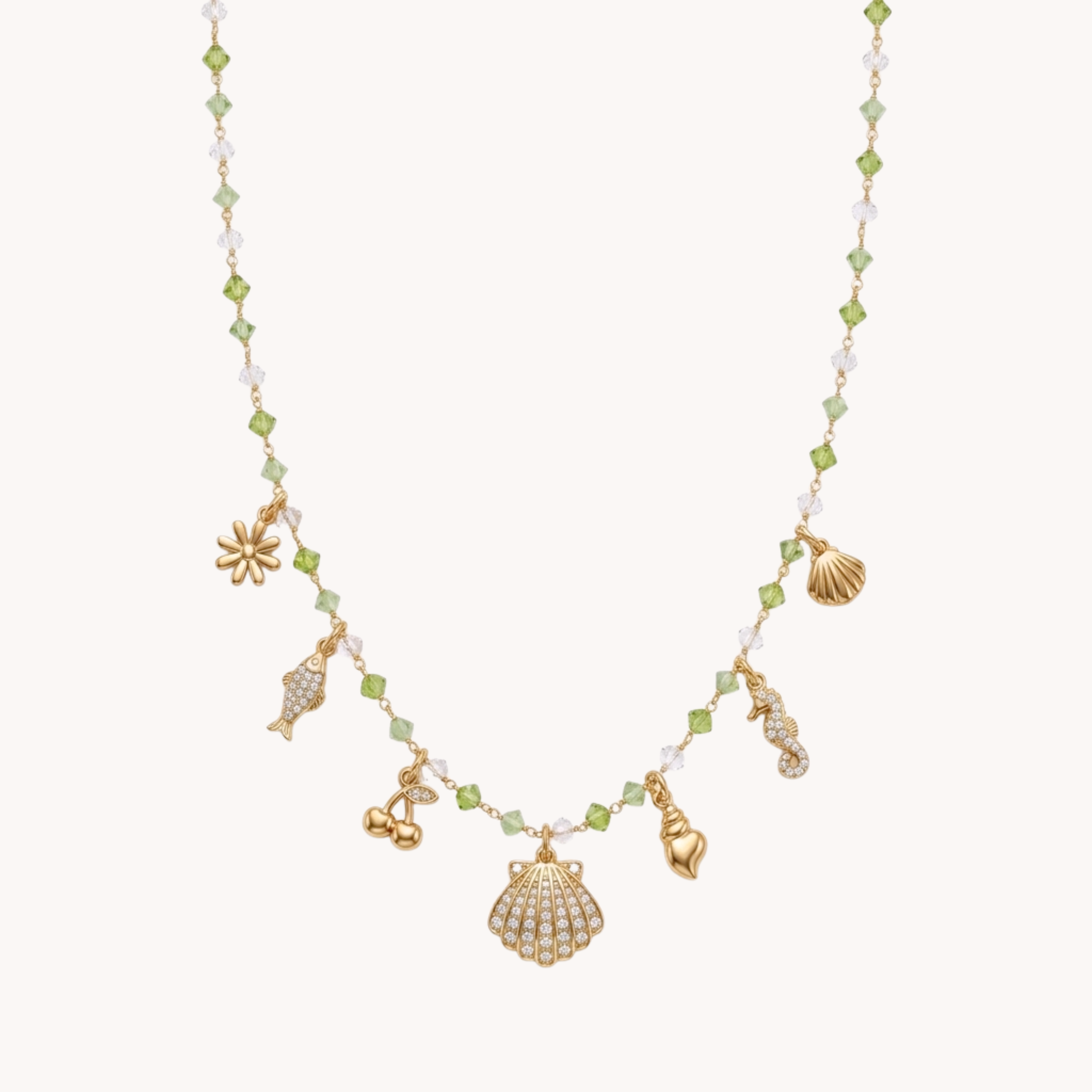 Girocollo Charms Sage Multi-Reef VANDEM in acciaio oro, collana da donna con perline verdi e bianche, ciondoli marini e conchiglia centrale di strass
