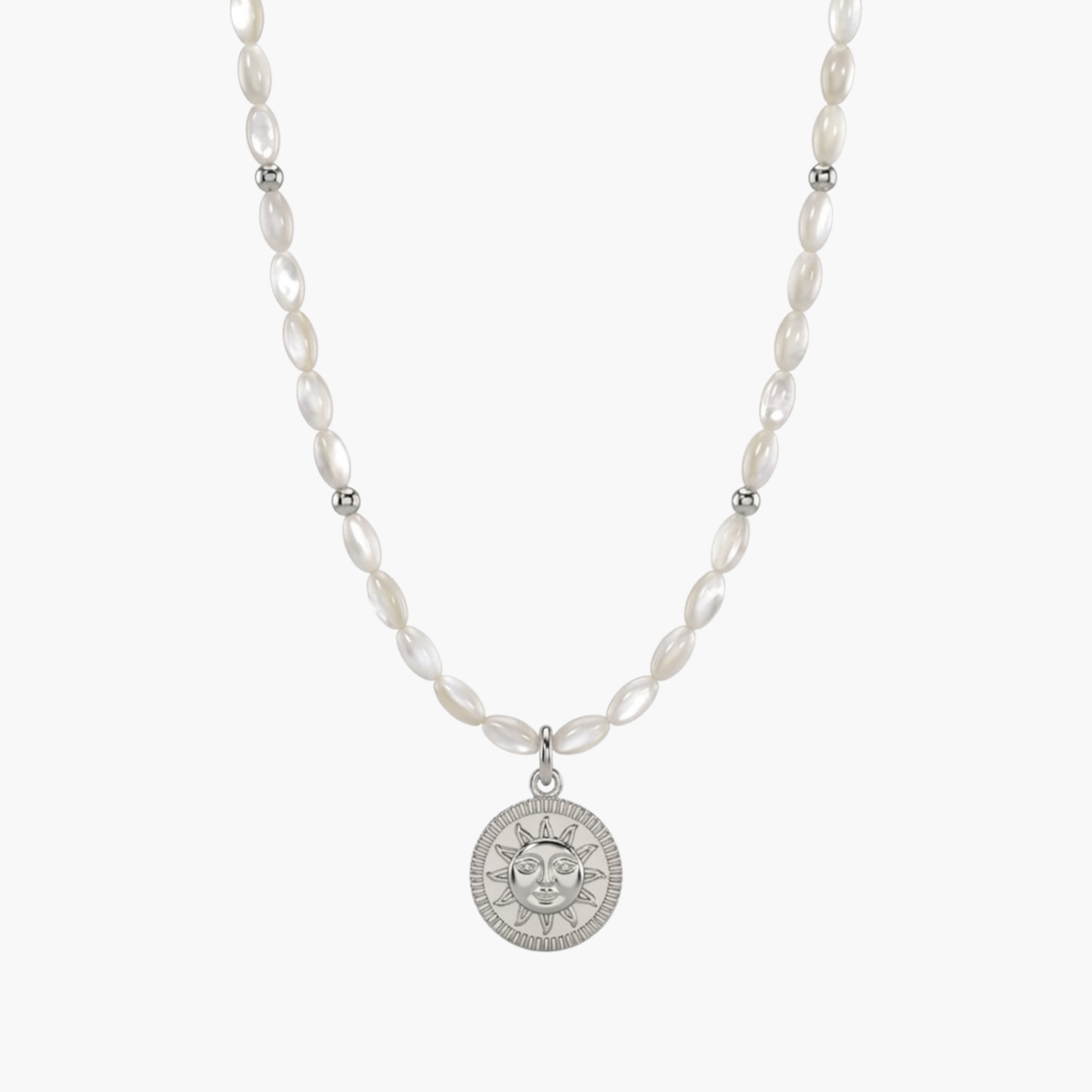 Girocollo Perline Sole Talisman VANDEM, collana da uomo in perle bianche a chicco di riso con dettagli e ciondolo medaglia sole in acciaio oro lucido