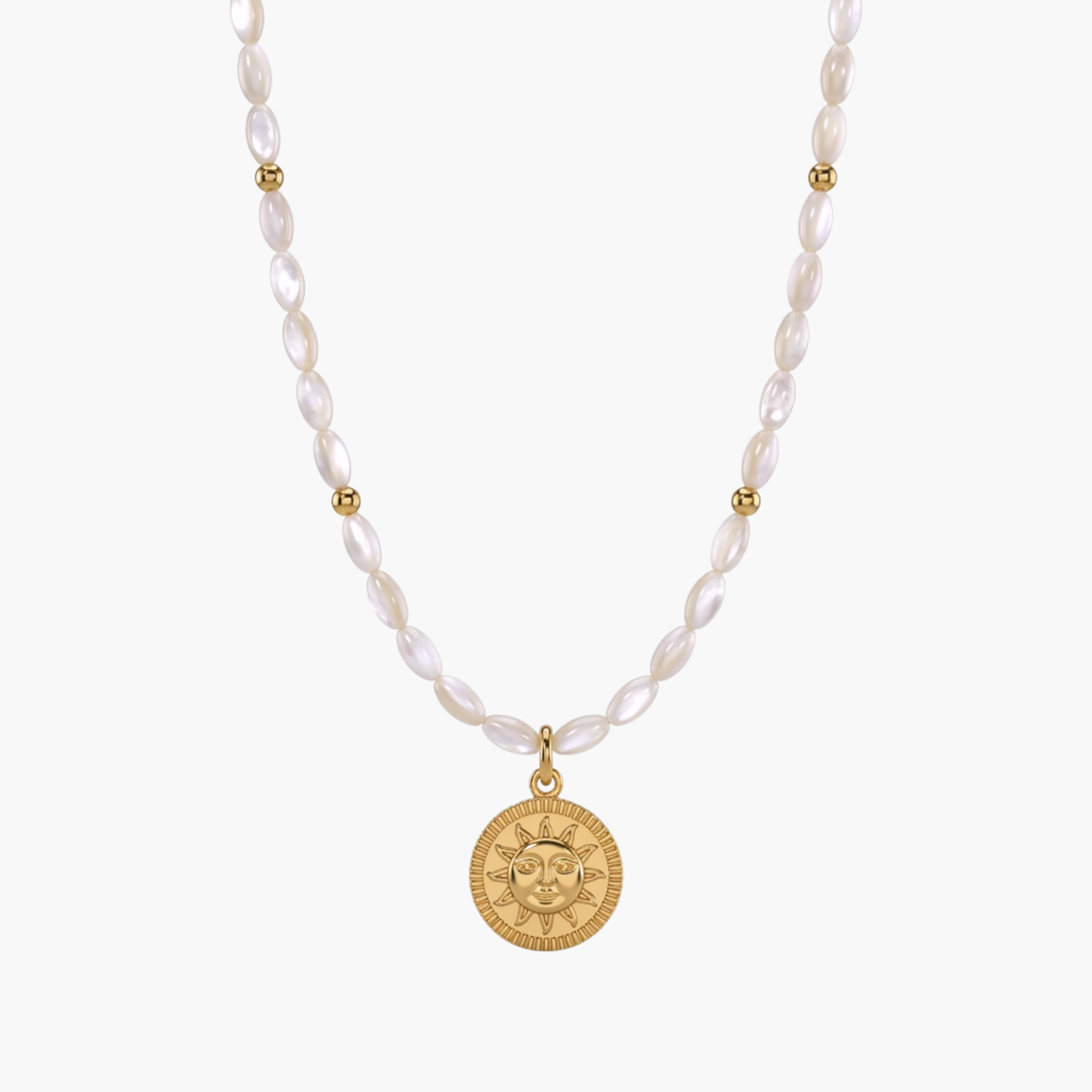 Girocollo Perline Sole Talisman VANDEM, collana da uomo in perle bianche a chicco di riso con dettagli e ciondolo medaglia sole in acciaio oro lucido