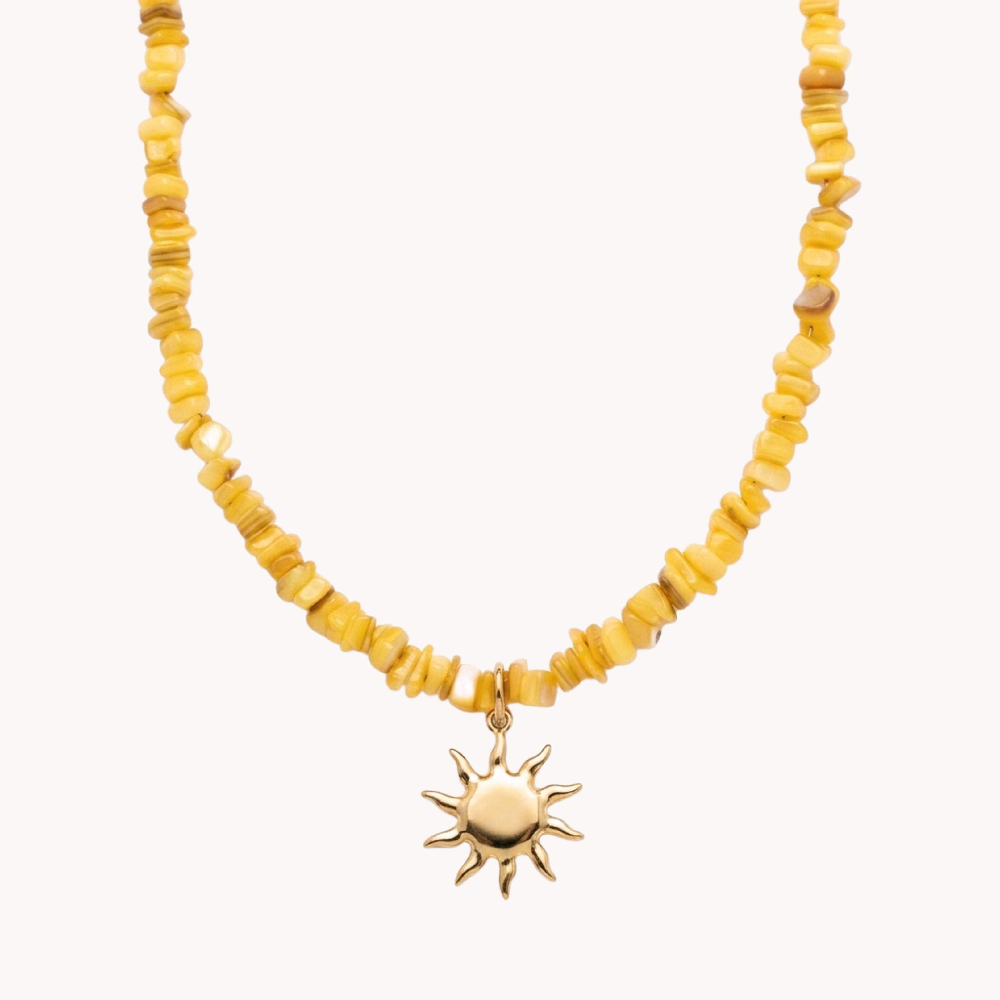 Girocollo Giallo Sole Amber Chip VANDEM in acciaio oro, collana da donna con scaglie di pietra gialla lucida e ciondolo a forma di sole a sbalzo
