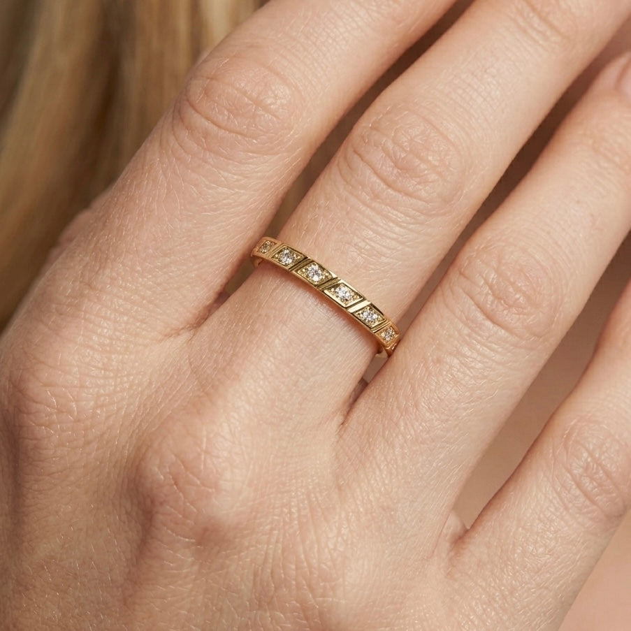 ANELLO HERITAGE - fedina a fascia con incisioni geometriche e zirconi incastonati in acciaio oro