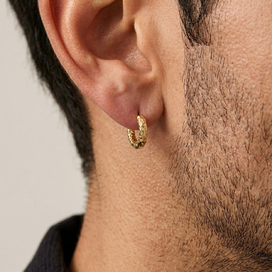COPPIA ORECCHINI MARTELLATI - orecchini a cerchio da uomo lavorati effetto pietra grezza in acciaio oro o argento