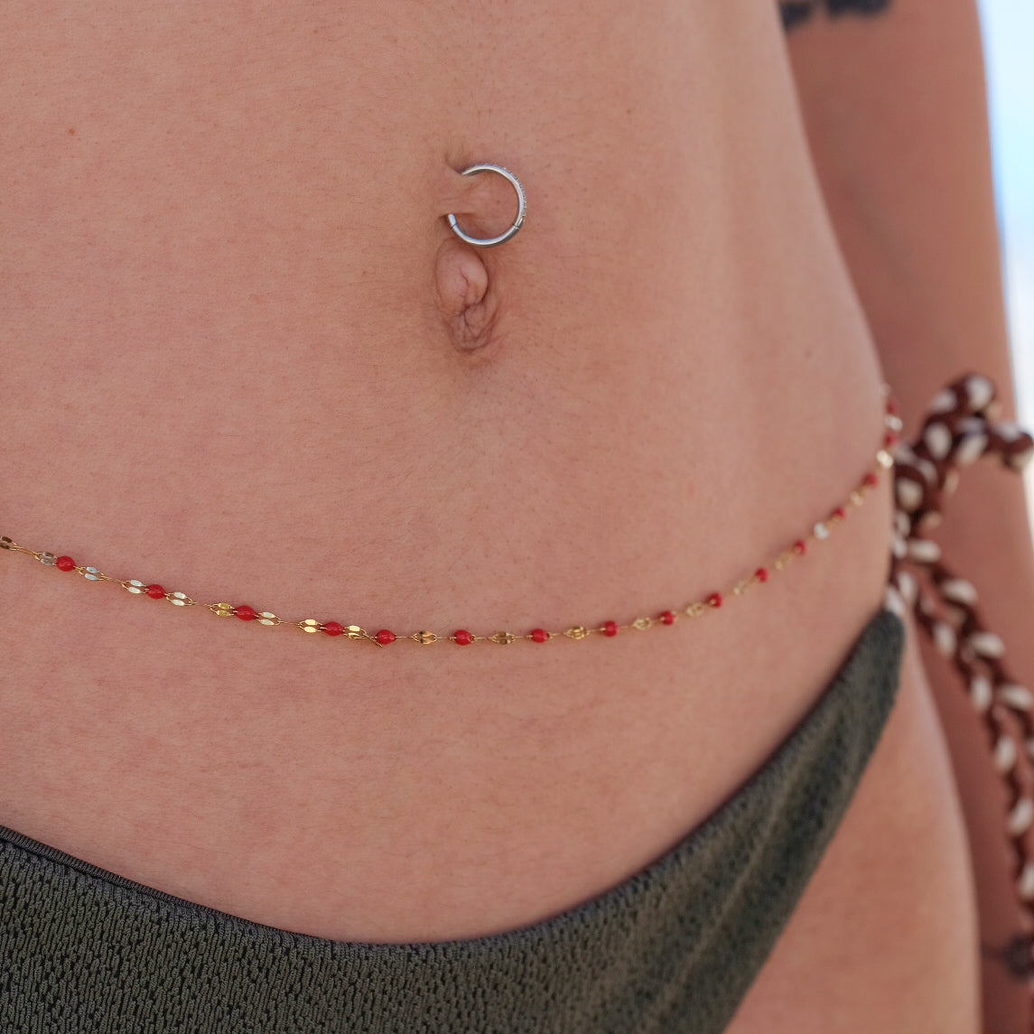 BODY CHAIN RED DESIRE - catena per il corpo con perline rosso fuoco in acciaio oro