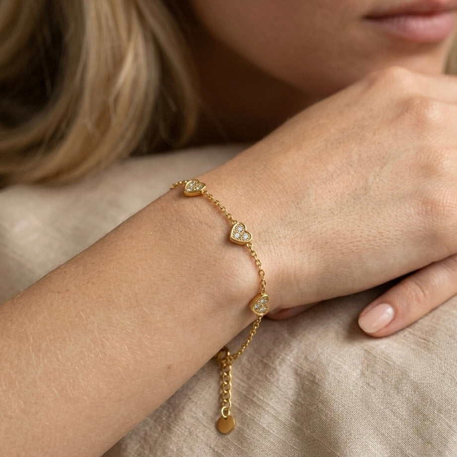 BRACCIALE LOVELY - bracciale con charms a cuore e pavé di zirconi in acciaio oro