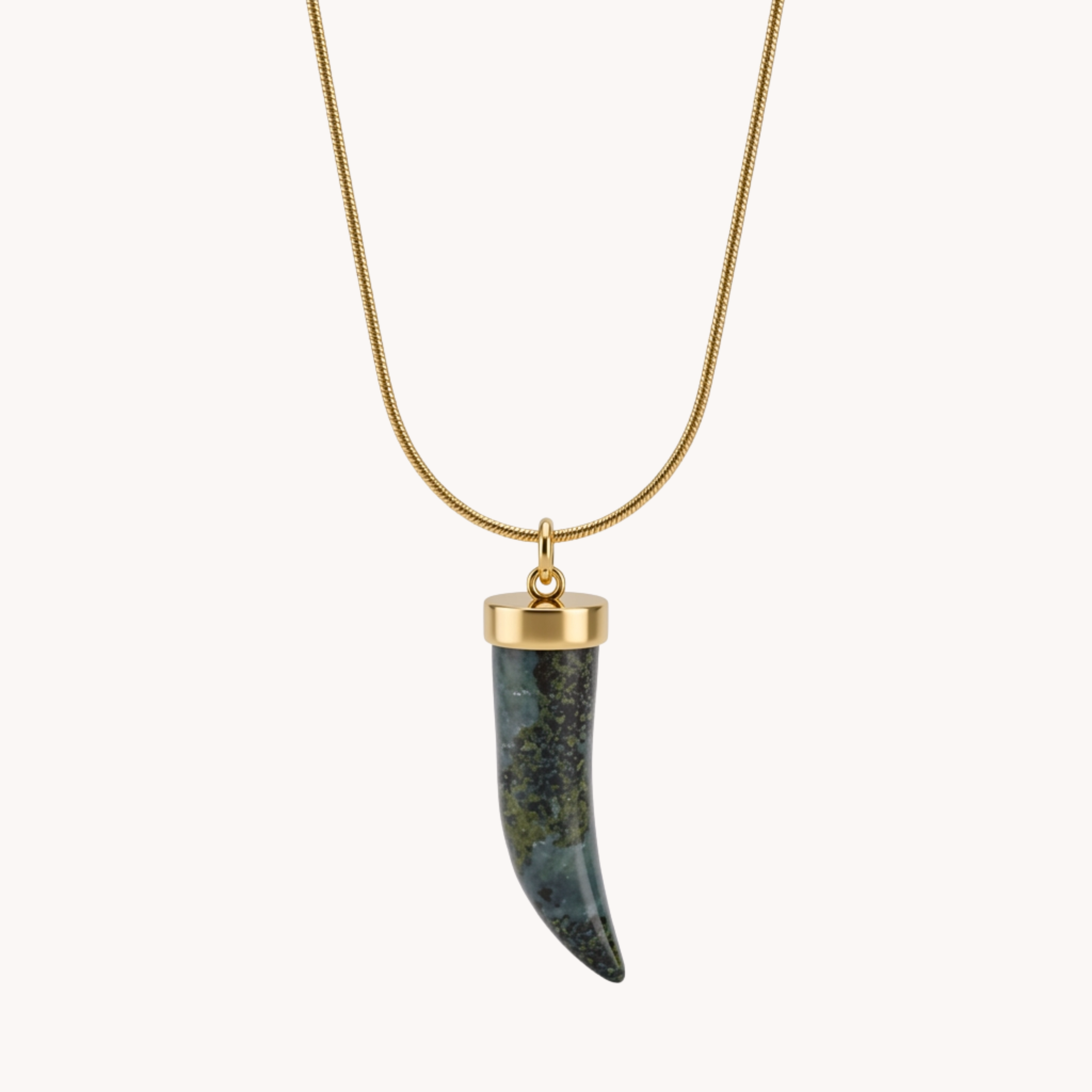 COLLANA CORNO TALISMAN - collana con ciondolo corno minerale verde foresta e dettagli in acciaio oro