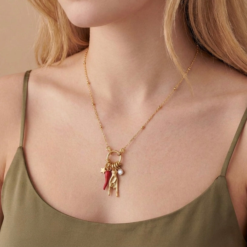 Collana Lucky Charms VANDEM indossata al collo