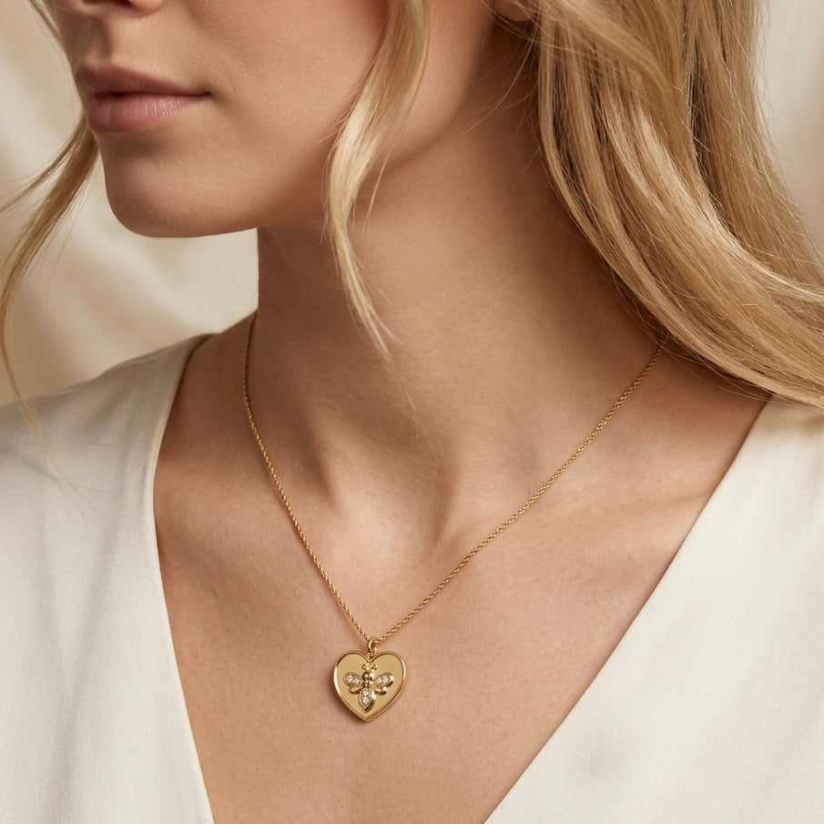 COLLANA QUEEN BEE - catenina con ciondolo a cuore e ape in rilievo con zirconi in acciaio oro