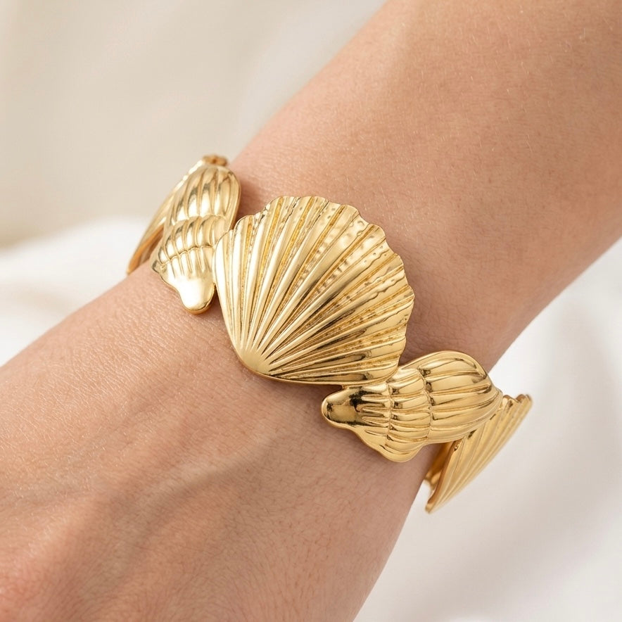 BRACCIALE SHIELD BANGLE - bracciale rigido a manetta con conchiglie in acciaio oro