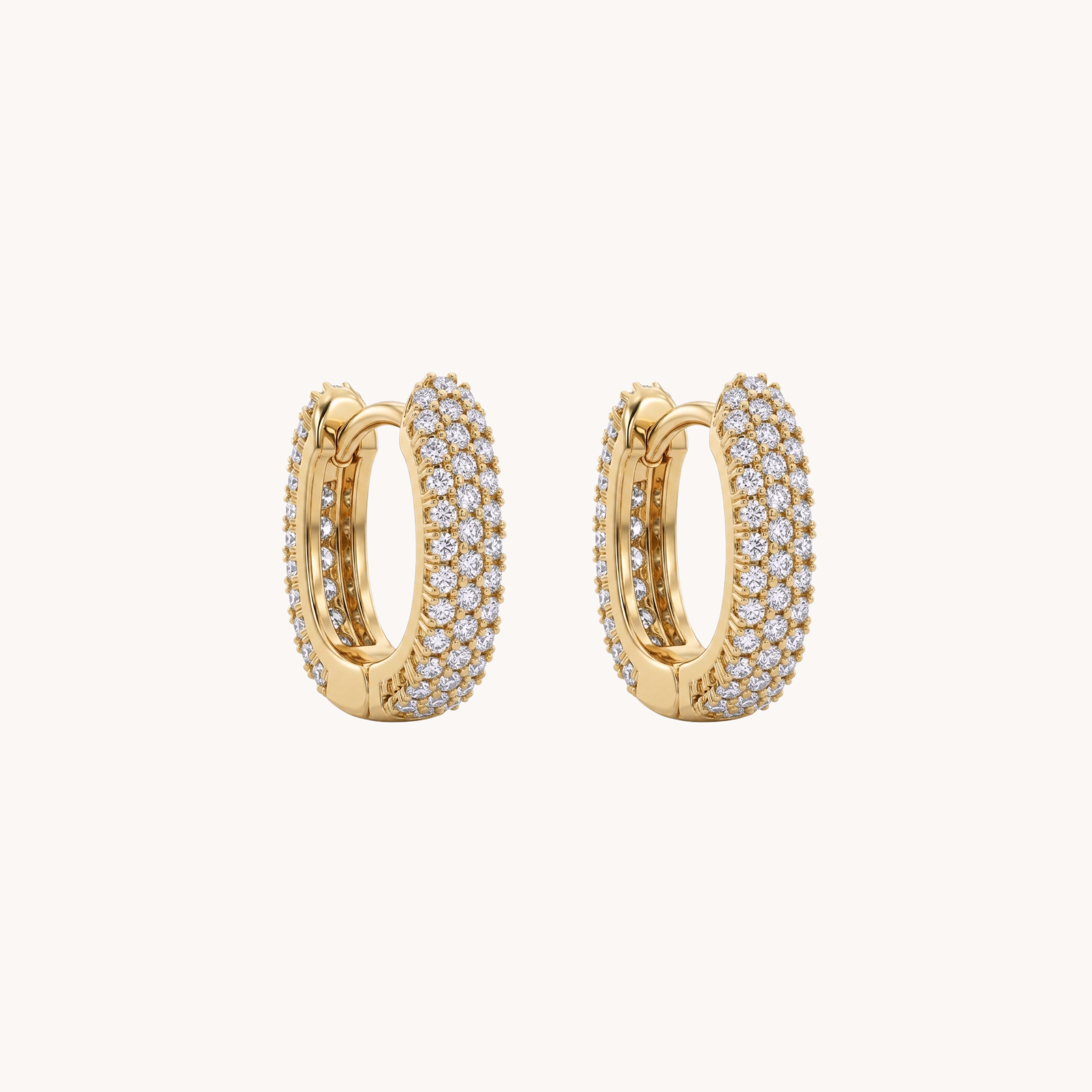 Coppia Orecchini Triple Iced Line VANDEM in acciaio oro, orecchini a cerchietto da donna a tre file parallele di strass bianchi e chiusura a scatto.