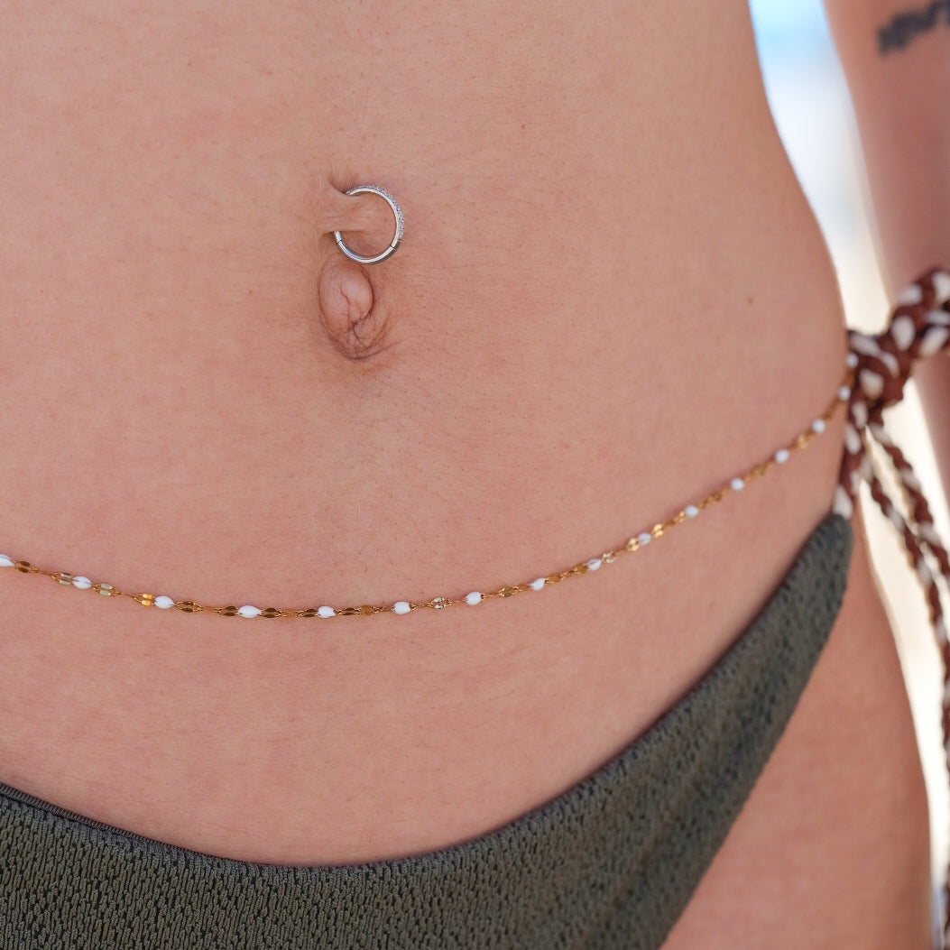 BODY CHAIN WHITE LIGHT - catena per il corpo con perline bianco ottico in acciaio oro