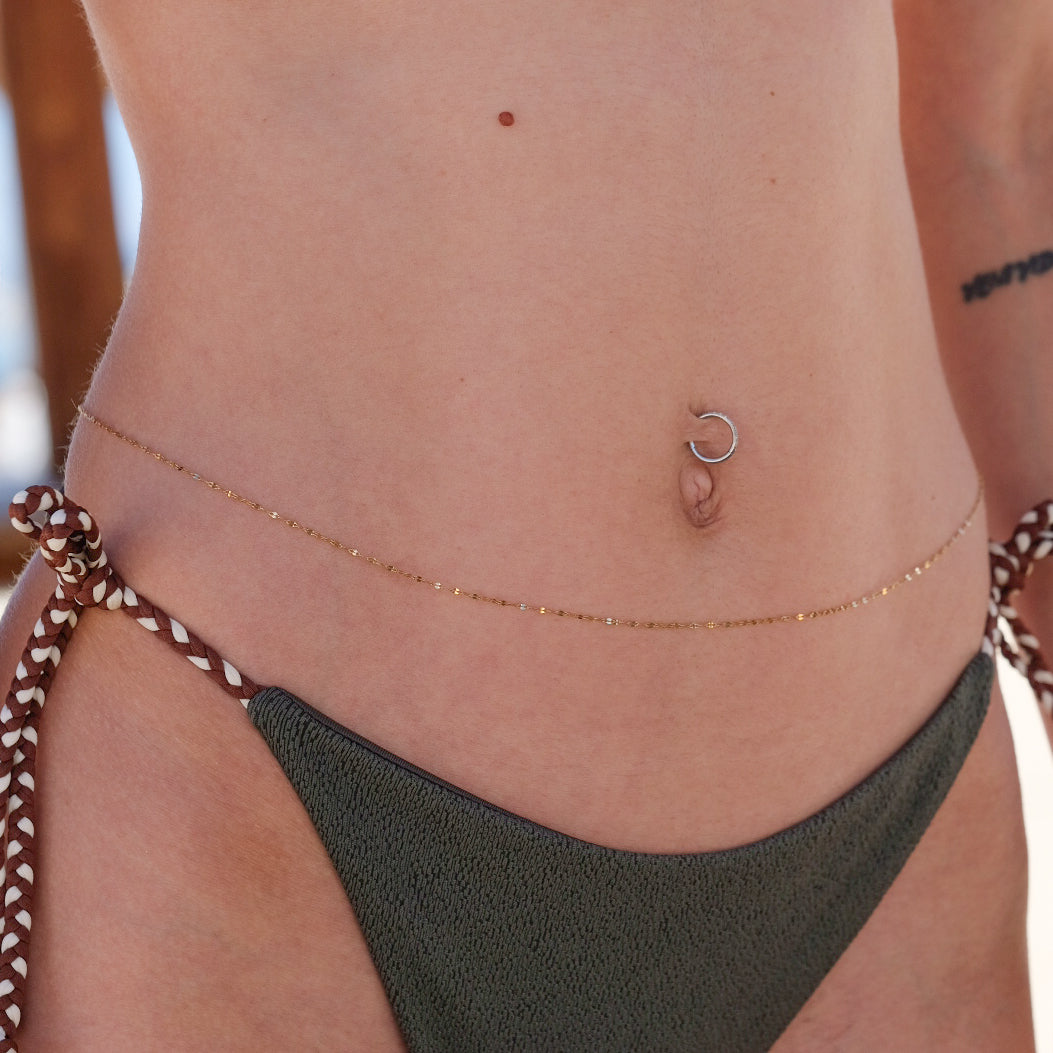 BODY CHAIN SHINE - catena per il corpo diamantata e iper-luminosa in acciaio oro