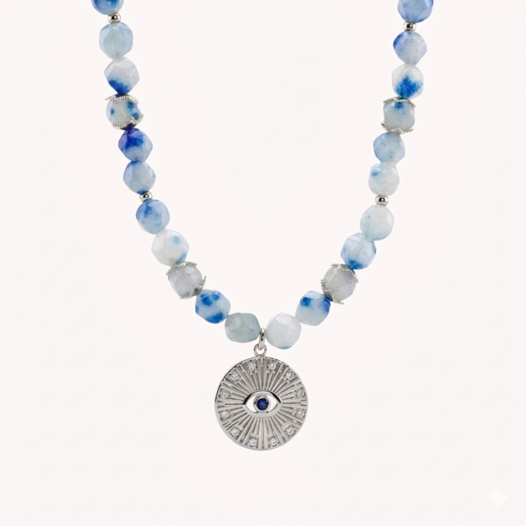 GIROCOLLO OCEAN EYE - collana in pietre naturali sfaccettate blu e bianche con ciondolo occhio in acciaio oro
