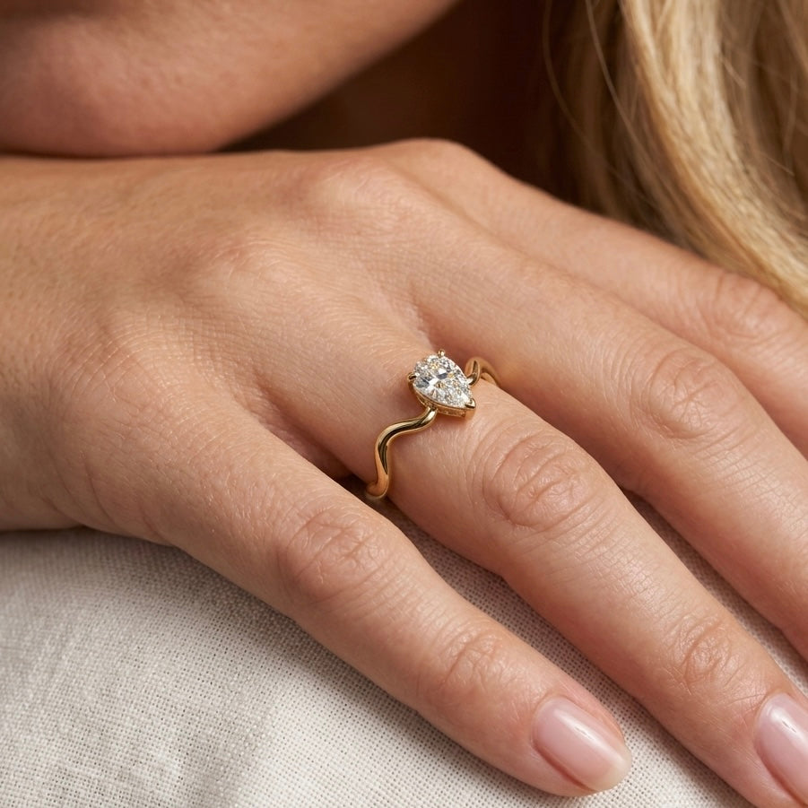 Anello Sinuous con Gambo Scultoreo a Onda - VANDEM