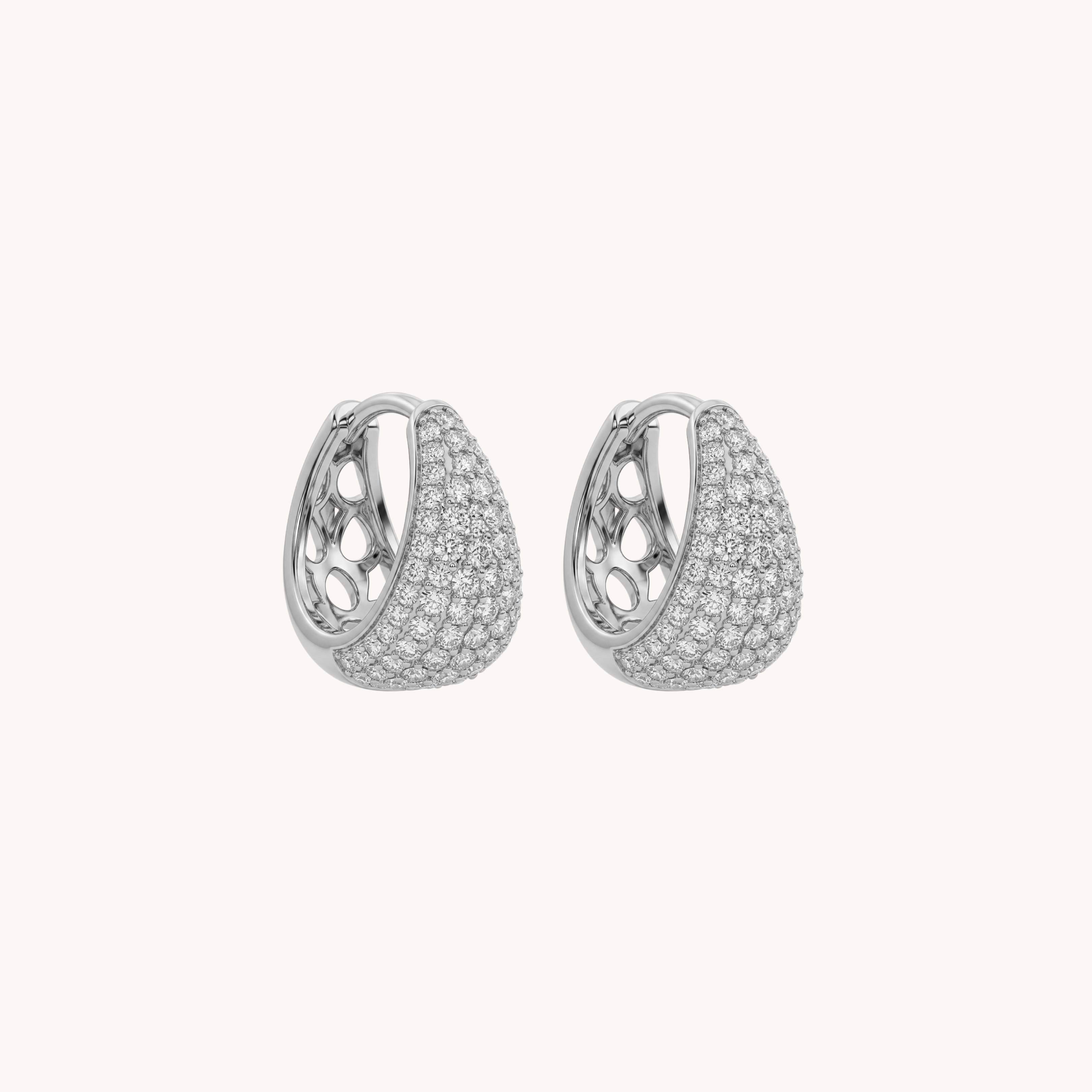 Coppia Orecchini Dome Iced Huggies VANDEM in acciaio oro, orecchini a cerchio bombati a cupola spessa con pavé fitto di strass bianchi brillanti.