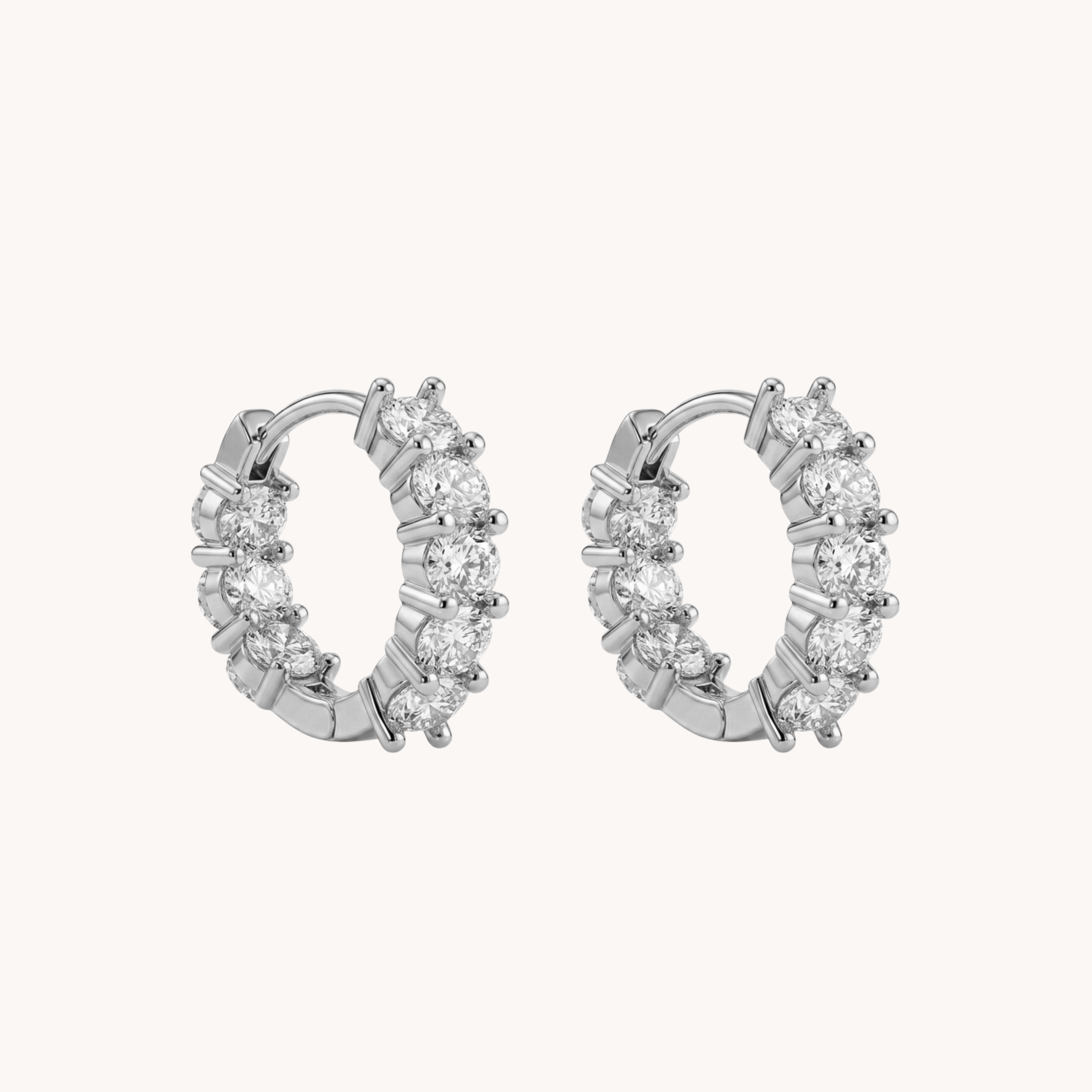 Coppia Orecchini Zirconi Glacier Hoops VANDEM in acciaio oro, orecchini a cerchietto da uomo e donna con pavé frontale di strass bianchi lucidi a griffe