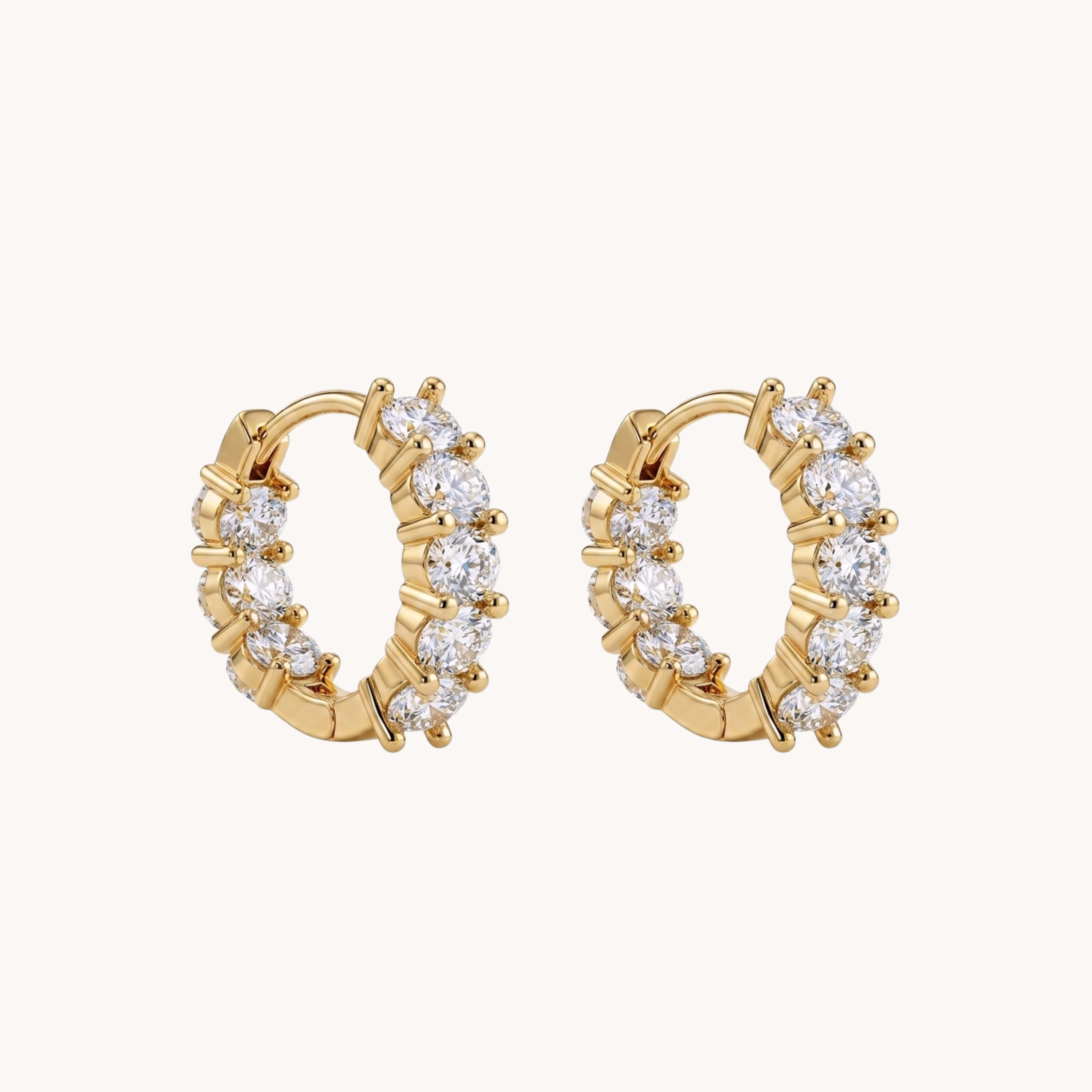 Coppia Orecchini Zirconi Glacier Hoops VANDEM in acciaio oro, orecchini a cerchietto da uomo e donna con pavé frontale di strass bianchi lucidi a griffe