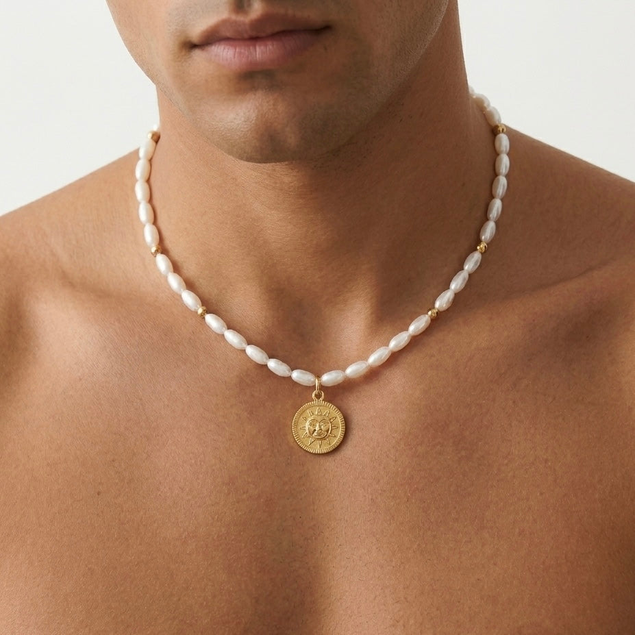 Girocollo Perline Sole Talisman VANDEM, collana da uomo in perle bianche a chicco di riso con dettagli e ciondolo medaglia sole in acciaio oro lucido