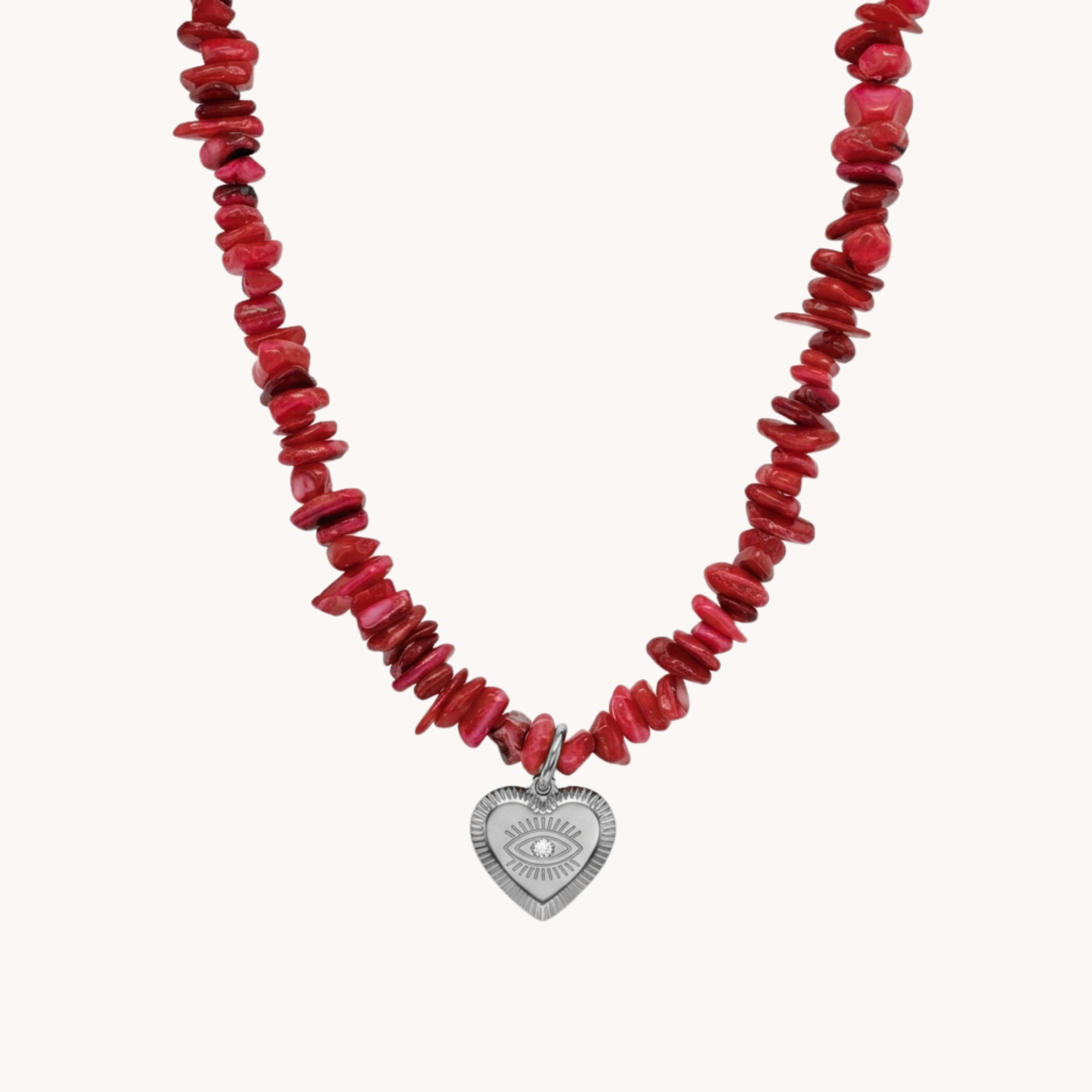 Girocollo Rosso Cuore Scarlet Chip VANDEM in acciaio oro, collana da donna con scaglie di corallo rosso e pendente a cuore inciso lucido a specchio