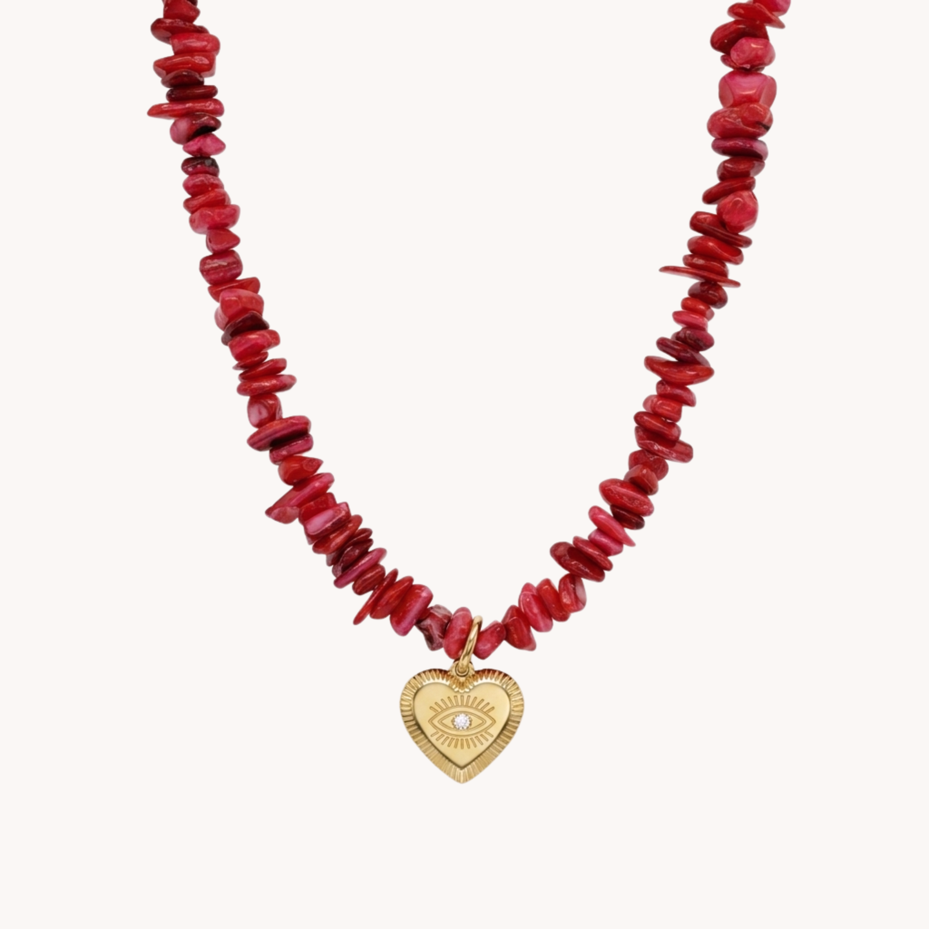 Girocollo Rosso Cuore Scarlet Chip VANDEM in acciaio oro, collana da donna con scaglie di corallo rosso e pendente a cuore inciso lucido a specchio