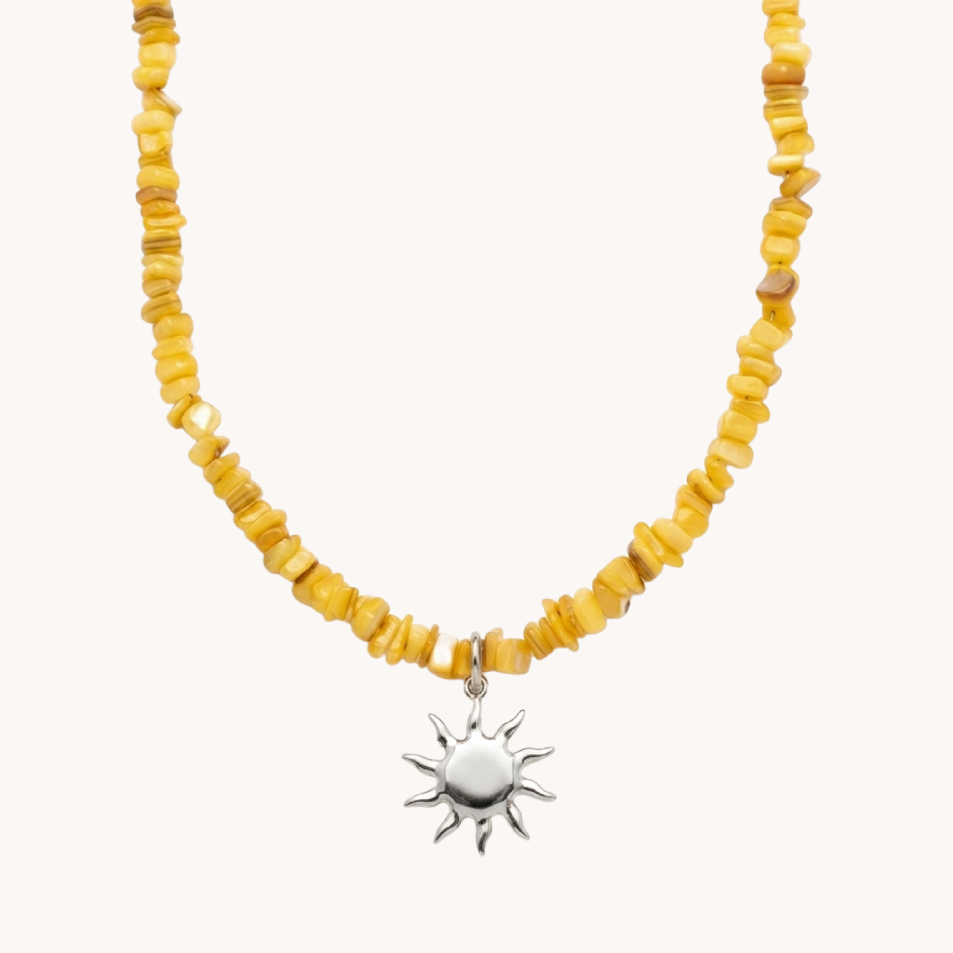 Girocollo Giallo Sole Amber Chip VANDEM in acciaio oro, collana da donna con scaglie di pietra gialla lucida e ciondolo a forma di sole a sbalzo