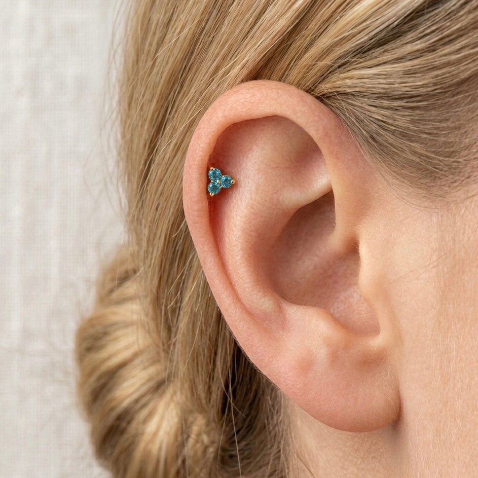 Piercing Fiore Azzurro Triple Blu Glow VANDEM in acciaio oro, piercing singolo da donna a forma di fiore a tre petali con zirconi azzurri